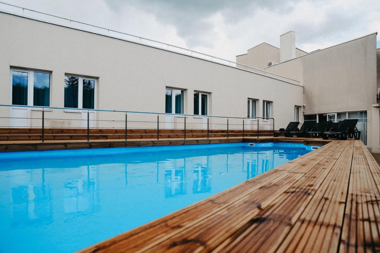 Hotel Vesiroos パルヌ エクステリア 写真